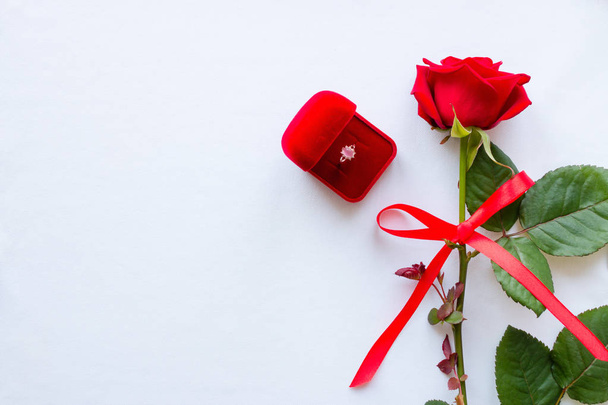 red rose tied bow and wedding ring - Foto, Bild