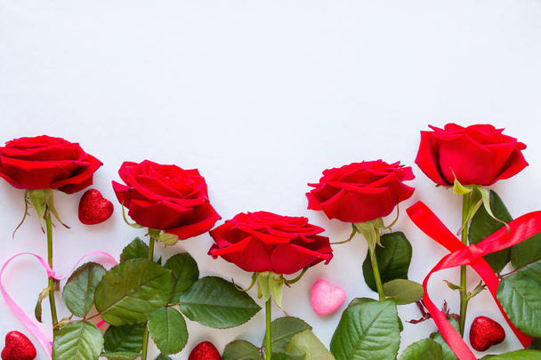 red roses and decorative hearts on white background for Valentine's Day - Foto, afbeelding