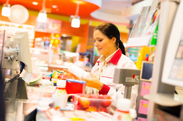 Sales Clerk In The Supermarket - Foto, Imagem