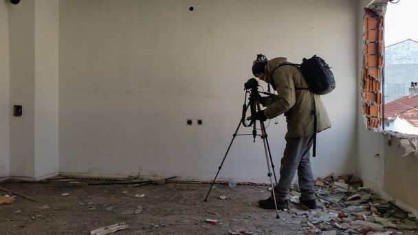 Fotógrafo disparando en un apartamento abandonado en ruinas
 - Foto, imagen