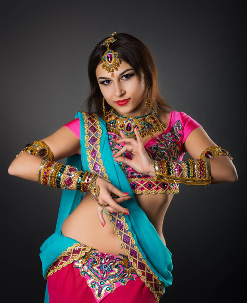 Индийская девушка в танцевальной позе
 - Фото, изображение