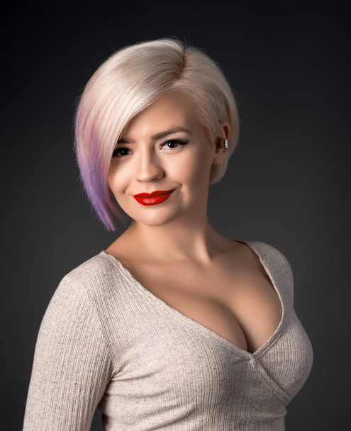 Portrét dívky s fialovými vlasy  - Fotografie, Obrázek