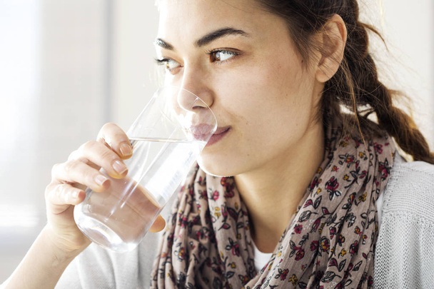 Young woman drinking water - Foto, Imagen