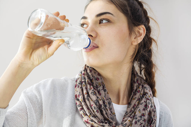 giovane donna che beve acqua - Foto, immagini