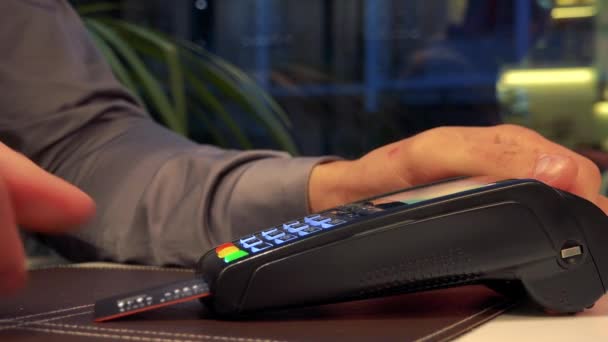 Egy ember hitelkártyát illeszt egy kutató és típus-a jelszó - Vértes - Felvétel, videó