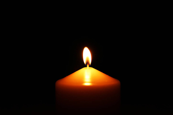 свеча начинает гореть
 - Фото, изображение