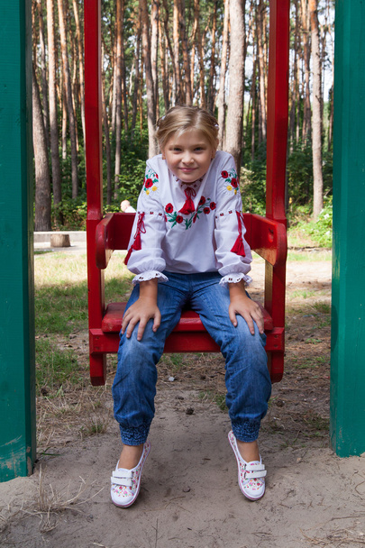 Дитина в українському стилі сорочку на гойдалці - Фото, зображення