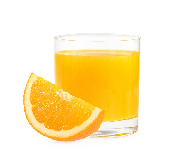 Sinaasappelsap glas, geïsoleerd op witte achtergrond - Foto, afbeelding