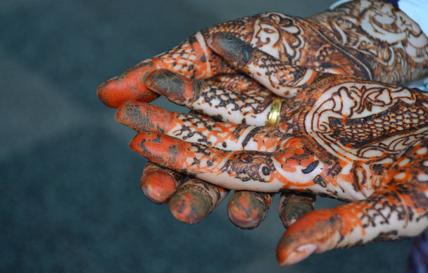 Mujer manos con novia mehndi tatuaje
 - Foto, Imagen