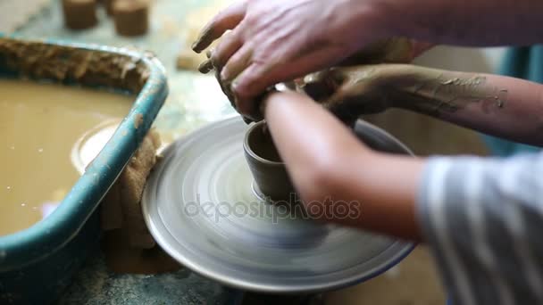 Alfarero mayor enseñando niño feliz el arte de la cerámica
 - Metraje, vídeo