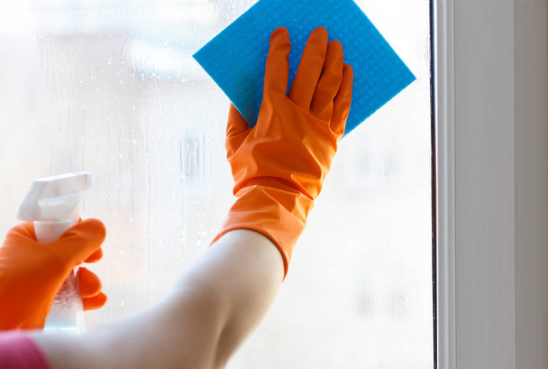 Lave la ventana con un limpiador
. - Foto, Imagen