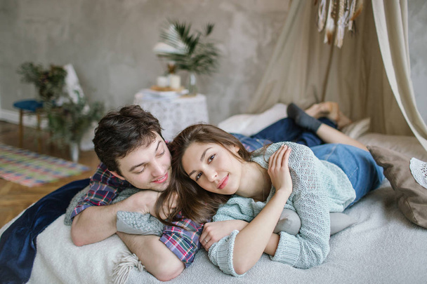 junges Hipster-Paar hat Spaß auf handgemachtem Bett mit Traumfänger - Foto, Bild