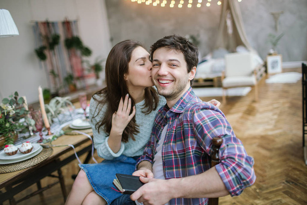 Young happy hipster couple enjoying meal in rustic old loft - Foto, Imagen