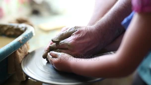 Potier senior enseignant heureuse petite fille l'art de la poterie
 - Séquence, vidéo