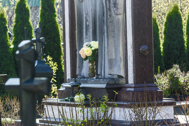 Cimetière de pierres tombales en marbre avec belle fabrication
 - Photo, image