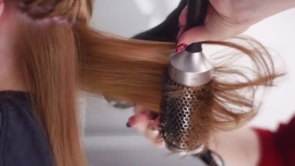 Gyönyörű női Stylist száraz kezében a szőrszálakat kezelés profi fodrász tippek szárító és kerek fésű haj szárító stílus káros ügyfél szőrszálak - Felvétel, videó