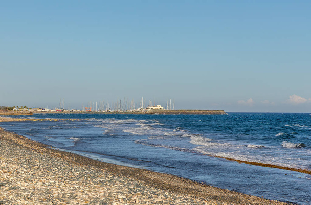 Varrendo praia tiro do mar com Marina e praia na vanguarda
 - Foto, Imagem