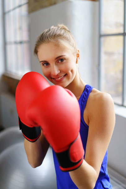 young woman in boxing gloves - Foto, Imagen