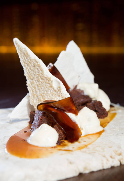 Finest Italian Coffee espresso jelly strips, served on a sweet Meringue bed, with chocolate and toffee crumble, salted toffee sauce and ice cream. - Foto, Imagem