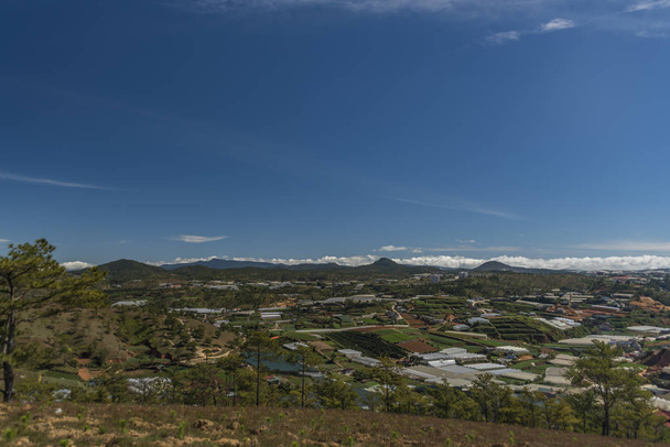 Vista para Da Lat cidade e colinas
 - Foto, Imagem