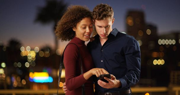 Młoda para romantyczny przy użyciu smartphone gps dla kierunków - Zdjęcie, obraz