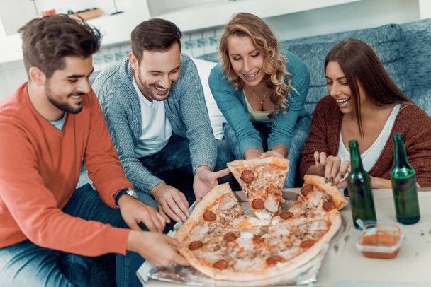 Ystävät syöminen Pizza - Valokuva, kuva