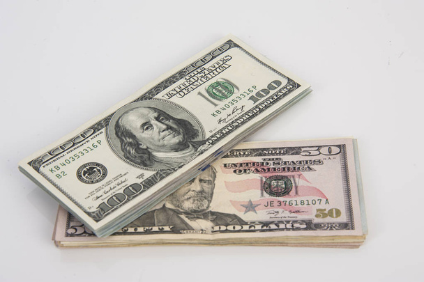 dinero, diferentes billetes y moneda ahorro y concepto de beneficios
 - Foto, Imagen
