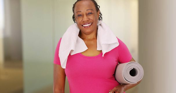 Uma mulher idosa afro-americana posa para um retrato após seu treino
 - Foto, Imagem