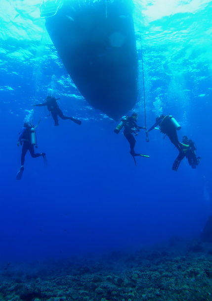 scuba duikers op een veiligheids-stop - Foto, afbeelding