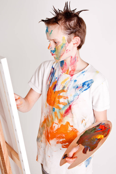 Junge malt auf einer Leinwand - Foto, Bild