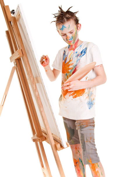 Boy peinture sur une toile
 - Photo, image