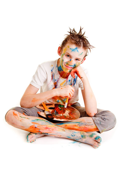 Retrato de un niño sosteniendo un pincel y una paleta
 - Foto, imagen