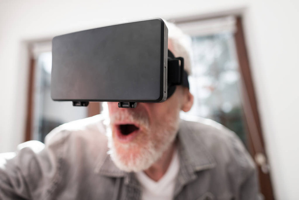Człowiek za pomocą zestaw wirtualnej rzeczywistości - Zdjęcie, obraz