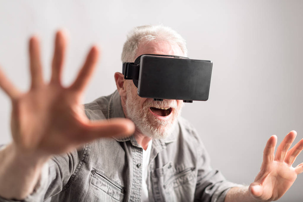 Mies käyttää virtuaalitodellisuus kuulokkeet
 - Valokuva, kuva