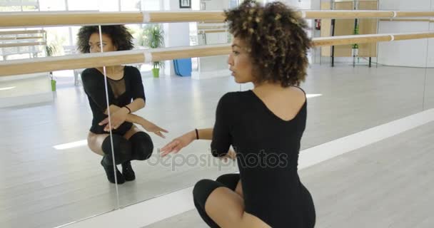 Αρκετά αφρικανική αμερικανική χορεύτρια μπροστά από καθρέφτη - Πλάνα, βίντεο