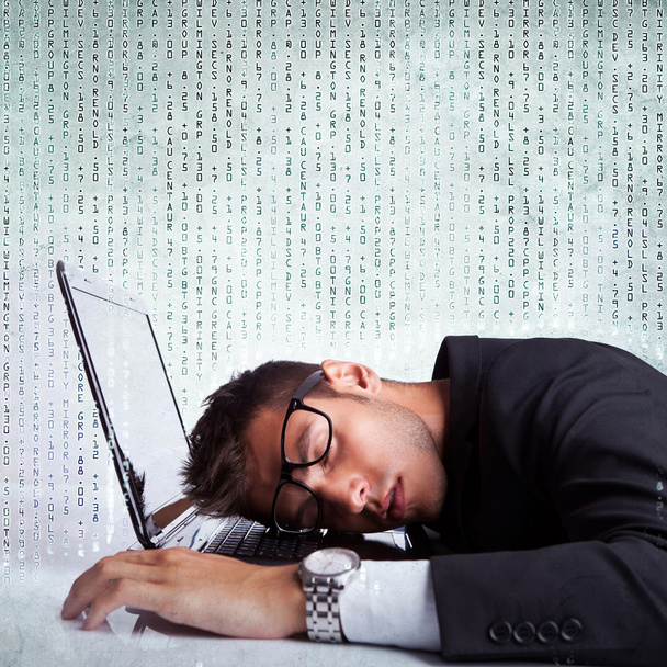 ο άνθρωπος των επιχειρήσεων στον ύπνο για ένα φορητό υπολογιστή - Φωτογραφία, εικόνα