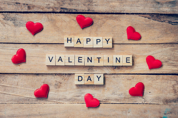 Texto de madera para feliz día de San Valentín con corazón rojo en el backgro de madera
 - Foto, Imagen