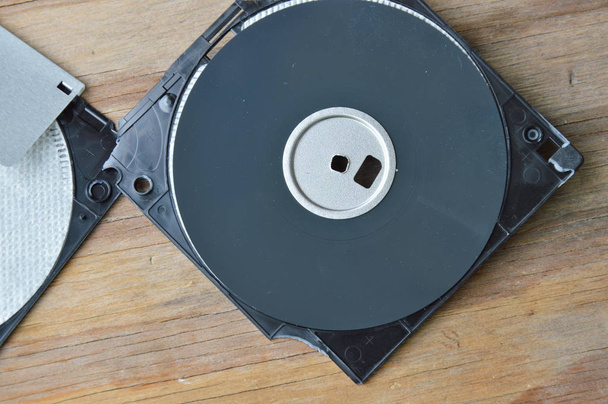 floppy disk rotto su tavola di legno
 - Foto, immagini