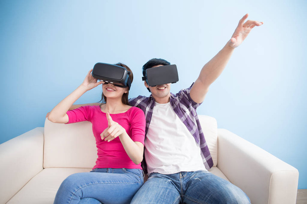 young couple play vr game  - 写真・画像