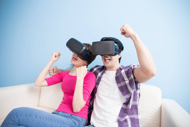 young couple watch vr ecited - Фото, изображение