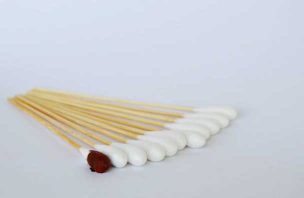 yema de algodón con solución de yodo sobre fondo blanco
 - Foto, Imagen
