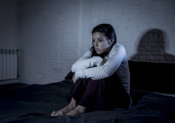 mujer hispana en el dormitorio de casa acostada en la cama tarde en la noche tratando de dormir sufriendo insomnio
 - Foto, imagen