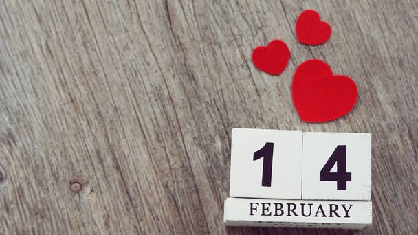 14. února na dřevěná kostka kalendáři, na rozmazané dřevěný stůl kon - Fotografie, Obrázek