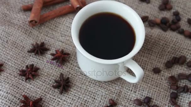 eine Tasse duftenden Kaffees auf einem Holztisch. - Filmmaterial, Video