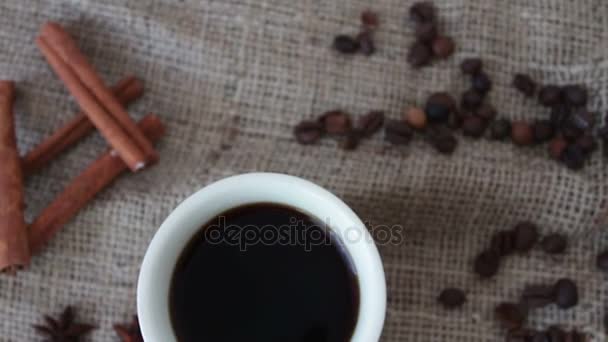 Egy csésze illatos kávét egy fából készült asztal. - Felvétel, videó