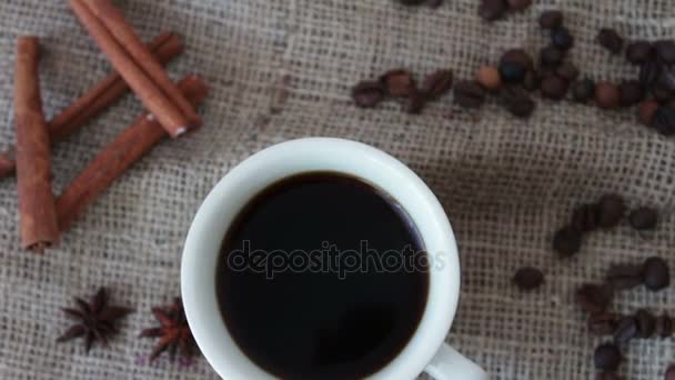 Een kop geurige koffie op een houten tafel. - Video