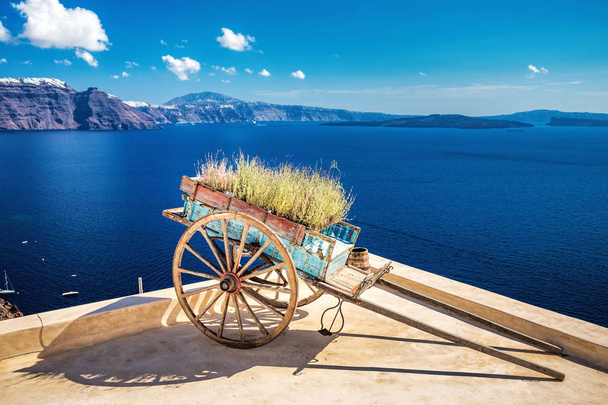 Carro con flores Santorini
 - Foto, imagen