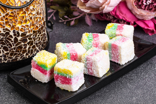 Γλυκά του ταψιού Λουκούμι σε χρώμα καρύδας μάρκες - Φωτογραφία, εικόνα