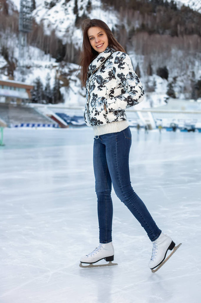Pretty woman ice skating winter outdoors, smiling facial. mounta - Foto, Imagen