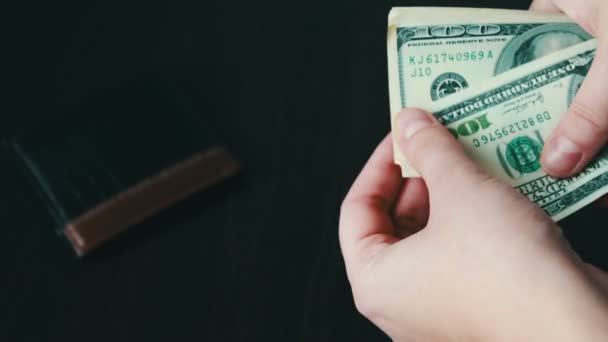 Manos de mujer sosteniendo un ventilador de billetes de cien dólares y cuenta
 - Metraje, vídeo